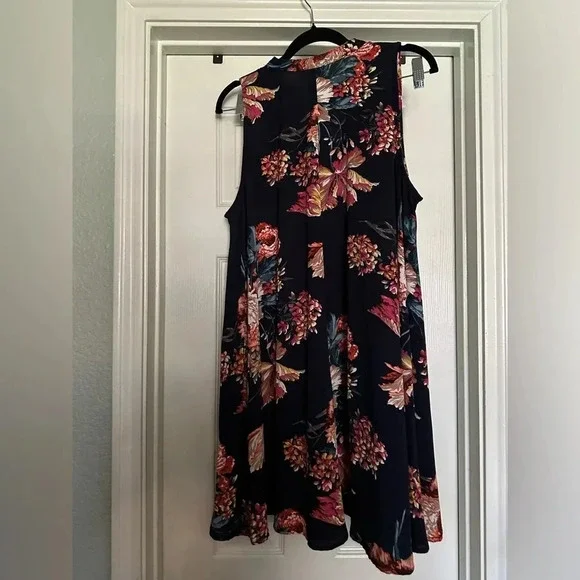 Umgee Sleeveless button front free Floral Print Medium - Picture 3 of 3